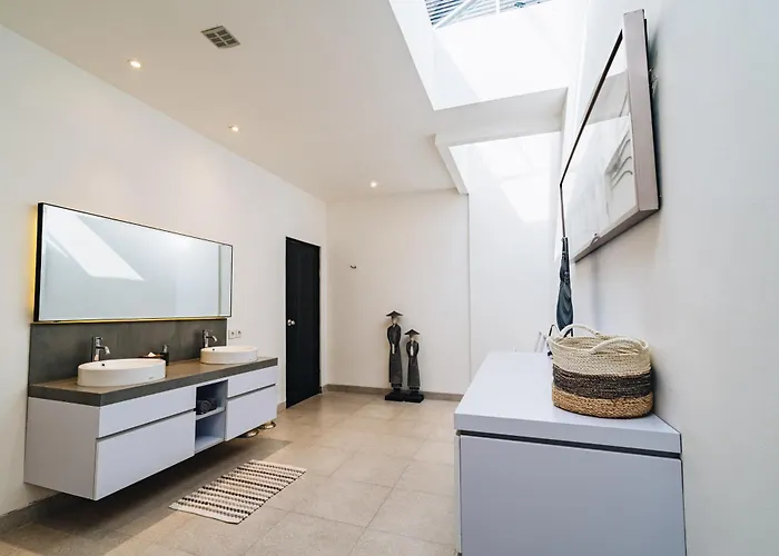 Luxury 3br With Pool, Billiards, & Sound In Umalas Villa
