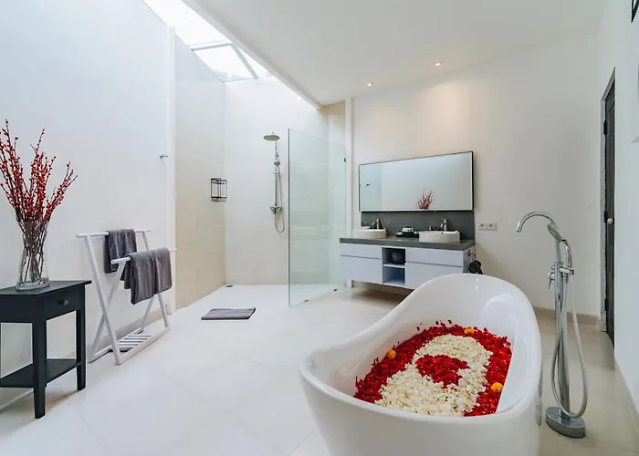 Luxury 3br With Pool, Billiards, & Sound In Umalas Villa Canggu
